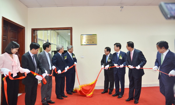 Ra[-]mắt[-]Trung[-]tâm[-]Khoáng[-]hóa[-]các-bon[-]giảm[-]thiểu[-]biến[-]đổi[-]khí[-]hậu